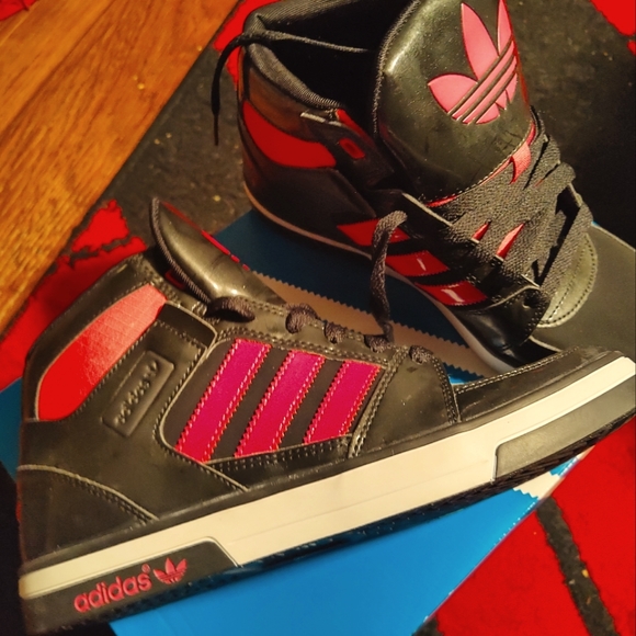 Adidas womens black, pink, and white new with tags. Size 7 - Picture 1 of 8